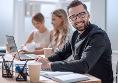 Ofiste gülümseyen iş adamı