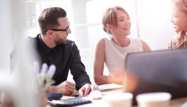 Kapatın. Başarılı iş ekibi yeni fikirleri tartışıyor.