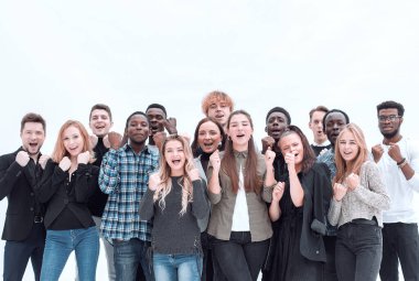 Tam boy. Bir grup mutlu genç bir arada duruyor.