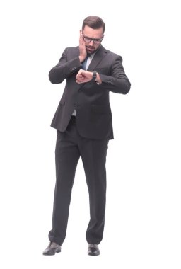 Tam boy. Yönetici işadamı kol saatine bakıyor.