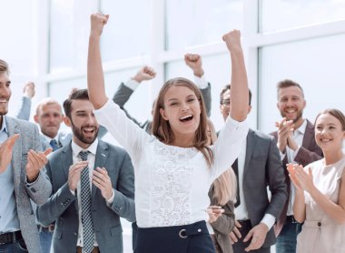 Yaratıcı genç iş adamlarının mutlu grubu.