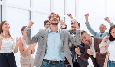 Çok mutlu bir grup genç iş adamı..