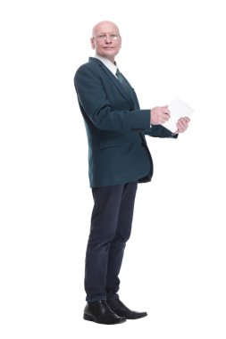 Reklam okuyan dijital tabletli yakışıklı bir iş adamı..