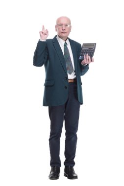 Ciddi bir iş adamı hesap makinesinin ekranını işaret ediyor.