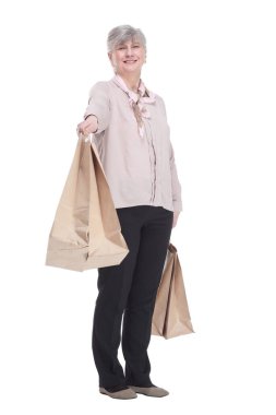 Alışveriş torbalarıyla gülümseyen yaşlı kadın. beyaz arkaplanda izole edilmiş.