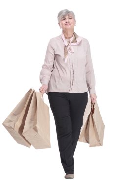 Alışveriş torbalarıyla gülümseyen yaşlı kadın. beyaz arkaplanda izole edilmiş.