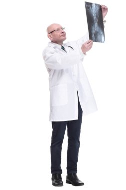 Röntgenle ilgilenen bir doktor. beyaz arkaplanda izole edilmiş.