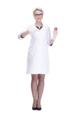 Laboratuvar şişesi olan kadın bir bilim adamı ileriye bakıyor. .