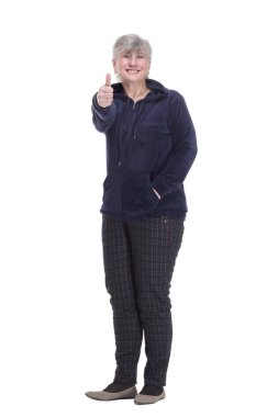 Rahat giyimli sıradan yaşlı bir kadın baş parmağını kaldırıyor. .