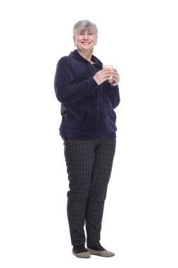 Sipariş kahvesiyle yetinen yaşlı kadın. beyaz arkaplanda izole edilmiş.