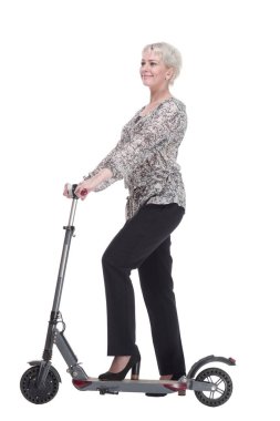 Yan görünüş. Elektrikli scooterlı zarif genç bayan sana bakıyor. .