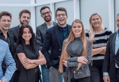 Gülümseyen ve kendine güvenen iş ekibi