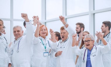 Birçok doktor birlikte kutlama yapıyor..