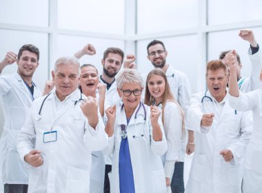 Kapat. Büyük bir grup doktor başarılarını gösteriyor..