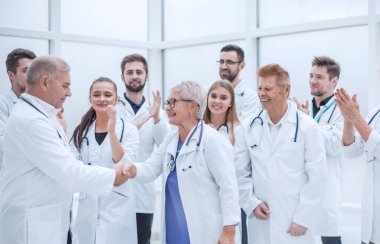 Mutlu tıp meslektaşları el sıkışıyor..