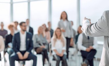 Bir iş seminerinde konferans veren bir konuşmacı görüntüsü