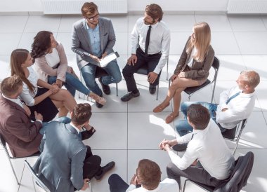 Genç çalışanlar iş eğitimi sırasında soru soruyorlar