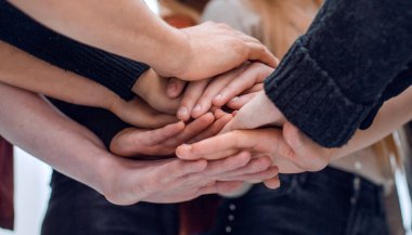 Kapat. Gülümseyen stajyerler doktorlar başparmak gösteriyor..