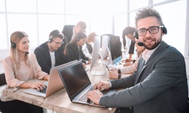 Ofisteki iş yerinde çağrı merkezi danışmanı.