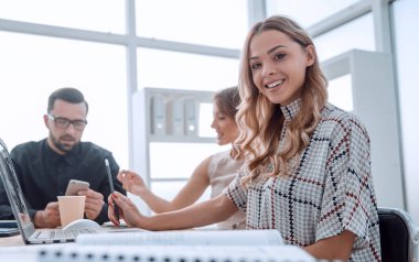 İş ekibi toplantıda yeni projeyi tartışıyor.