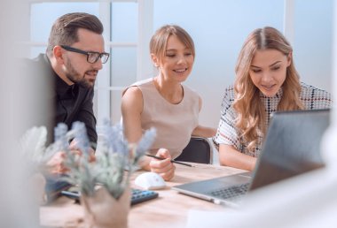 Kapat. İş ekibi online haberleri tartışıyor.