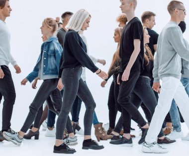 Tam gelişim. Çeşitli genç insanlar farklı yönlerde yürüyorlar..