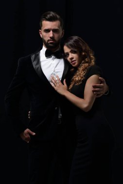 Siyah arka planda moda çifti portresi