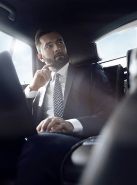 İşadamı dizüstü bilgisayarla çalışıyor ve pencereden dışarı bakıyor.