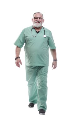 Tam gelişim. Steteskopu olan olgun bir doktor kendinden emin bir şekilde öne çıkıyor.