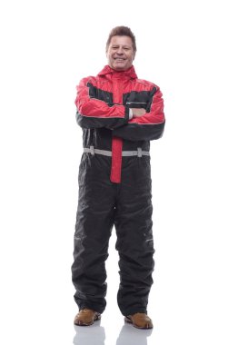 Kışın yalıtılmış tulumlu mutlu bir adam. bir beyaz üzerinde izole