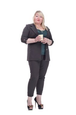 Elinde kahve olan yorgun yetişkin kadın kameraya bakıyor. .