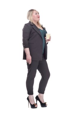 Elinde kahve olan yorgun yetişkin kadın kameraya bakıyor. .