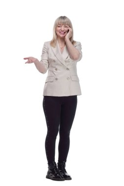 Beyaz perdenin önünde dikilen sıradan bir kadın telefonda konuşuyor.