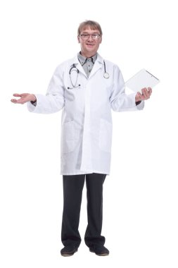 Dijital tabletle gülümseyen doktor. Beyaz arka planda izole edilmiş..