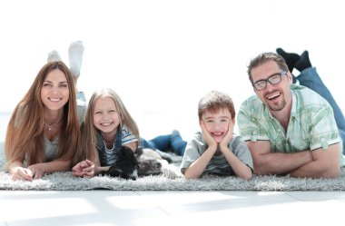 Yeni bir dairede mutlu bir ailenin arkaplan resmi