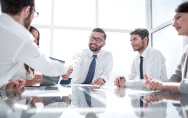 Alt görünüm. Masa üzerinde el sıkışma iş ortakları