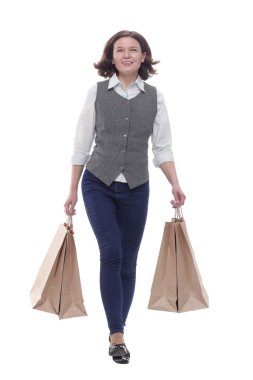 Alışveriş torbalarıyla ilerleyen sıradan olgun bir kadın. .