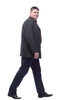 Yan görünüş. Takım elbiseli olgun bir adam öne çıkıyor..