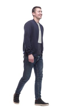 Kot pantolonlu genç adam ileri doğru yürüyor. bir beyaz üzerinde izole