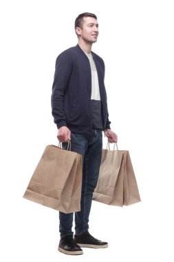 Alışveriş torbalarıyla gülümseyen genç adam. bir beyaz üzerinde izole