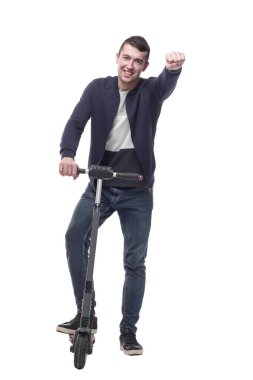 Elektrikli scooterlı gülümseyen genç adam. .