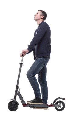 Elektrikli scooterlı gülümseyen genç adam. .