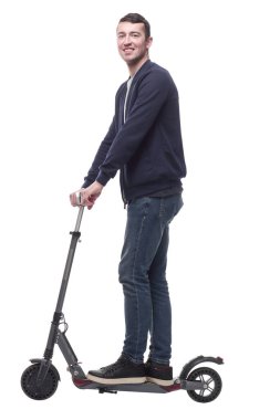 Elektrikli scooterlı gülümseyen genç adam. .