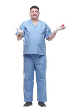 Elinde laboratuvar şişesi olan bir erkek doktor. .