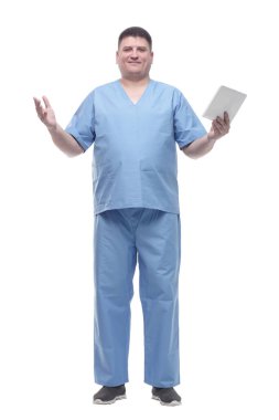 Dijital tabletli erkek doktor. bir beyaz üzerinde izole