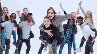 Çeşitli gençlerden oluşan bir grup birlikte eğleniyor.