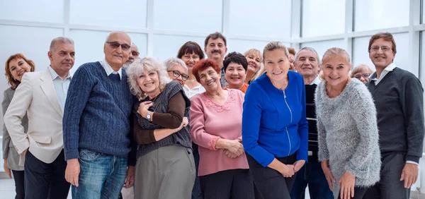 Mutlu yaşlılar grubu kameraya bakın.