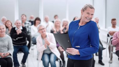 İş kadını ofis toplantısında meslektaşlarına sesleniyor