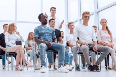 Uluslararası gençlik grubu konferans odasında oturuyor.