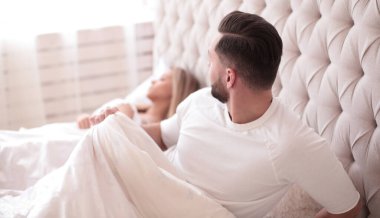 Kapat. Genç çift sabah yatak odasında.